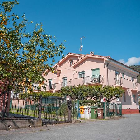 Casa Vacanze Ferrando Pietra Ligure Exterior foto