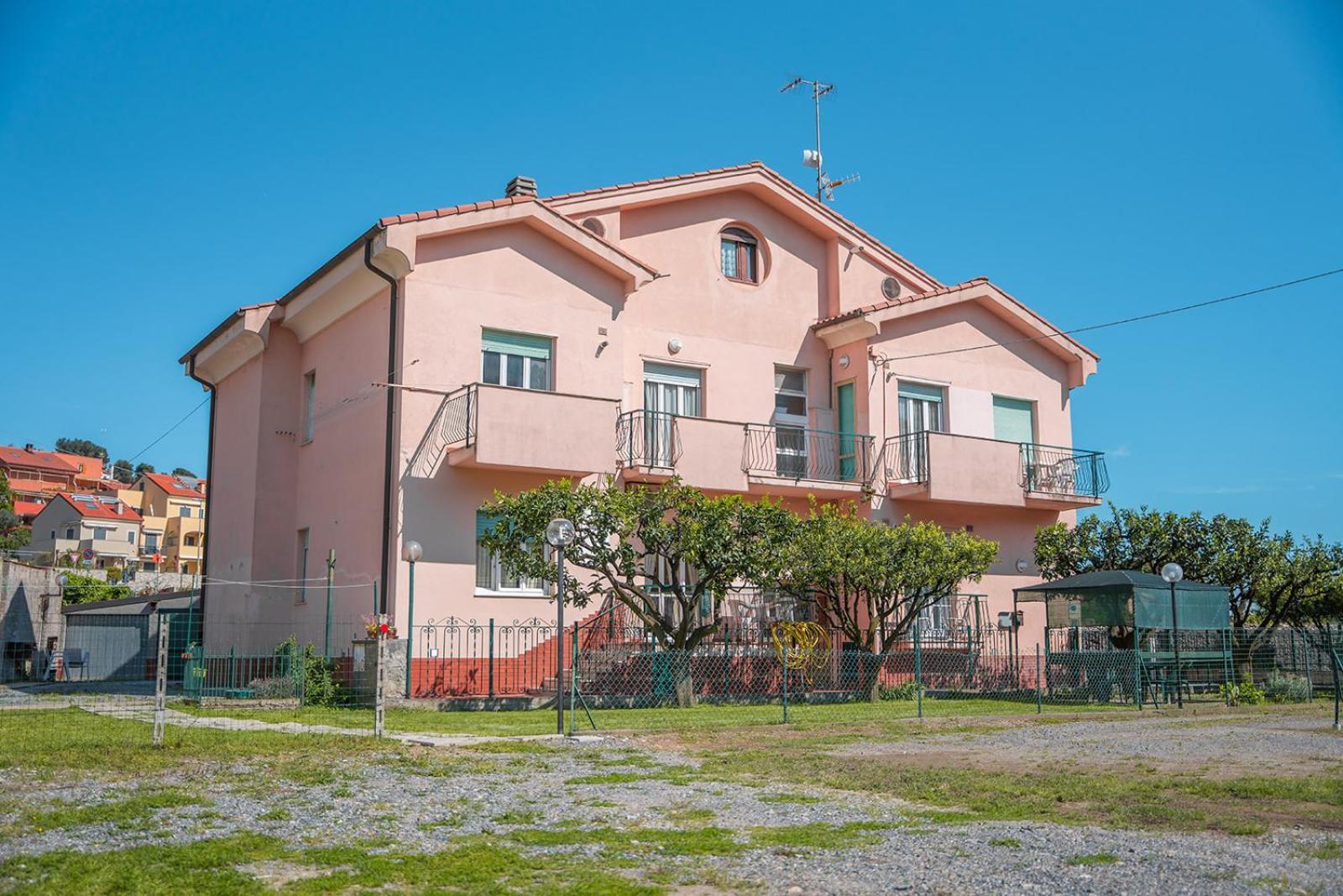 Casa Vacanze Ferrando Pietra Ligure Exterior foto